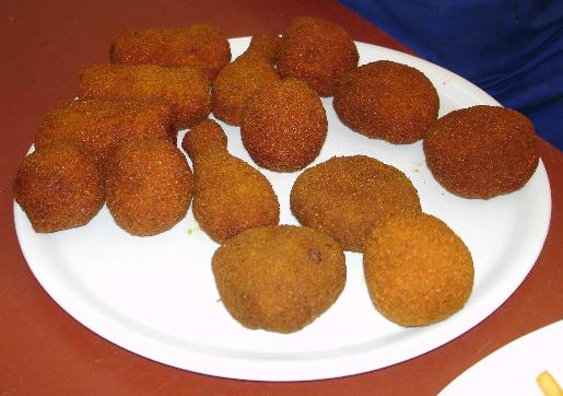 Een schotel met diverse snacks.