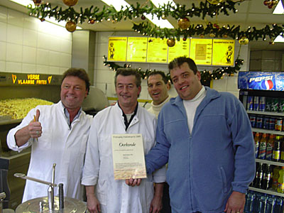 Het personeel van Manneken Pis Amsterdam na het winnen van de Frietopia Award in 2005.